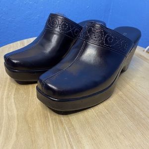 Women’s Naturalizer Black Leather Gia Clogs